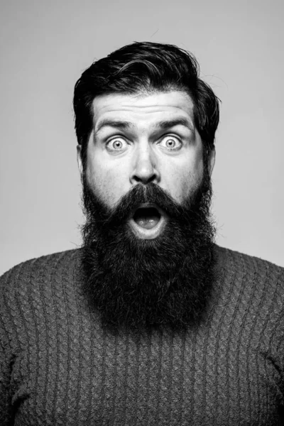 Heyecanlı sakallı adam. İnsani duygular. Şaşırmış adamın yakın plan portresi.