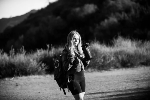 Concepto Turístico Mujer Excursionista Con Mochila Las Colinas Chica Turística — Foto de Stock