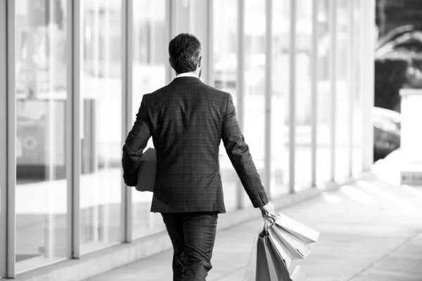 Πίσω Όψη Του Επιχειρηματία Κρατώντας Τσάντες Ψώνια Και Περπάτημα Στο — Φωτογραφία Αρχείου