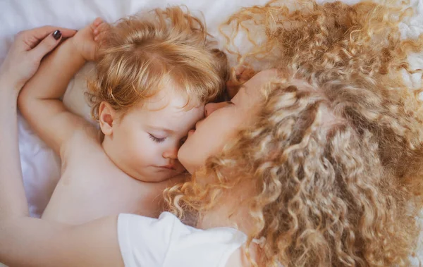 Young Mother Baby Child Sleeping Together Sweet Dreams Kids Sleep — Stock Photo, Image