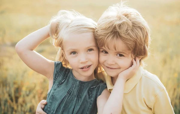 Kindheitserinnerungen Festliche Kunst Grußkarte Kinder Haben Spaß Auf Dem Feld — Stockfoto