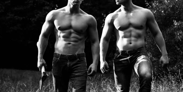 Homem Erótico Homens Fortes Mostrando Seu Corpo Perfeito Torso Natureza — Fotografia de Stock