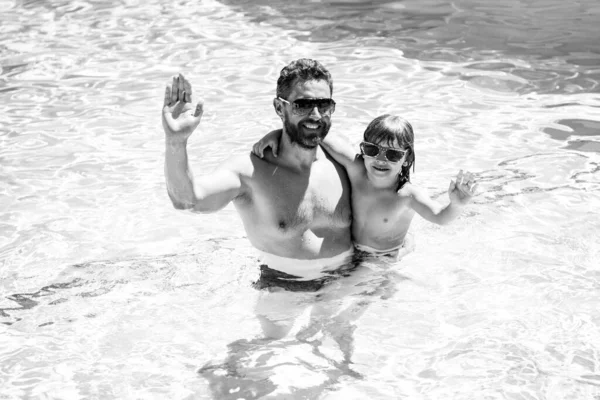 Vader Zoon Zwemmen Het Zwembad Zomerfamilie Zwembadfeest Kind Met Papa — Stockfoto