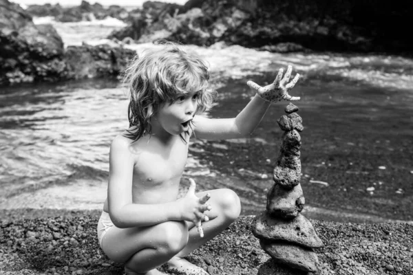 Enfant Drôle Garçon Faisant Pile Cailloux Pierre Sur Fond Mer — Photo