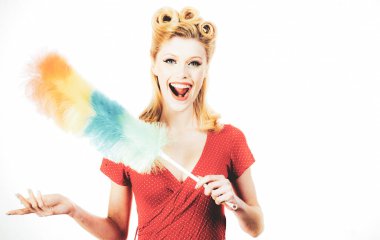 Komik hizmetçi. Temizlik servisi. Beyaz arka planı temizlemek için teçhizatlı gülen kız, izole edilmiş.