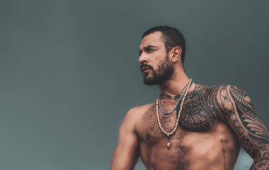 Güçlü adam mükemmel çıplak vücudunu gösteriyor. Çıplak gövde