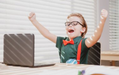 Öğrenci, evdeki online dersi sırasında ödev matematiği okuyor. Video öğretmeniyle öğrenci çalışması