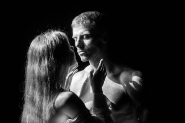 Tutkulu bir öpücük. Birbirlerini kucaklayan, kucaklayan, romantizm ve şefkat dolu genç bir çiftin yakın yüzü.