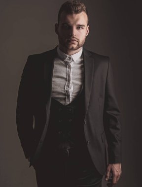smokin adam. Modern insan takım elbise moda. Klasik takım elbiseli adam. İş kendine güvenen. Yakışıklı ciddi erkek modelportresi. Hırs ve bireysellik, başarı. İş adamı çalışıyor. resmi toplantı.