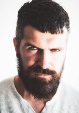 Kendine güvenen ciddi bir adamın portresi, ciddi ve izole görünüyor. Stüdyodaki hippi adam modelleri. İş adamı kendini ifade ederek düşünür. Yakışıklı erkek model, yakın çekim yüzü.