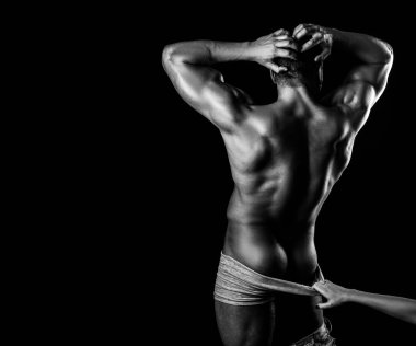 Fotokopi alanı olan vücut sporcusu. Yakışıklı bir adamın moda tarzı portresi. Stüdyoda poz veren çıplak bir adam.