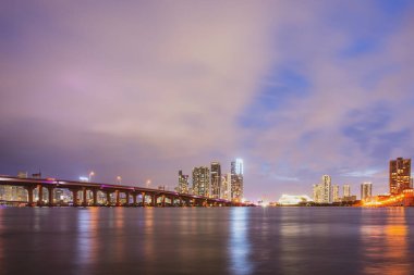Florida mı? Miami şehir silueti. ABD şehir merkezi gökdelenler manzarası