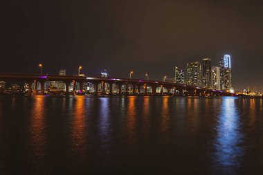 Güzel Miami Florida silüeti, gün batımında ışıklar ve körfez