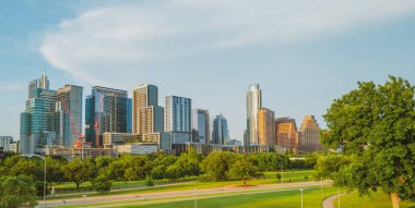 Austin Teksas Parkı, şehir merkezinin ufuk çizgisi. ABD şehri