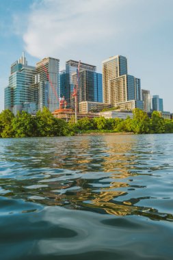 İnanılmaz dramatik Austin Texas Günbatımı Ayna Şehri Yansıması Colorado Nehri 'ne yansıyan renkli bulut