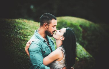 İlgi ve sevgisini ifade ediyor. Birlikte güzel bir hafta sonu geçiriyoruz. Romantik ve aşk dolu. Şefkat ve samimiyet. Birbirine aşık romantik bir çift.