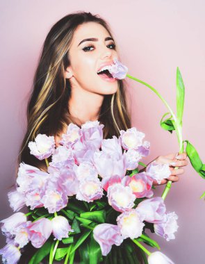 Mutlu bahar laleleri olan genç kadın