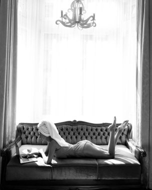 Rahat bir yatak, rahat bir kanepe. Sabah kalktıktan sonra yatak odasında gevşemiş genç seksi mankenler. Çekici seksi kız oturma odasında dinleniyor.