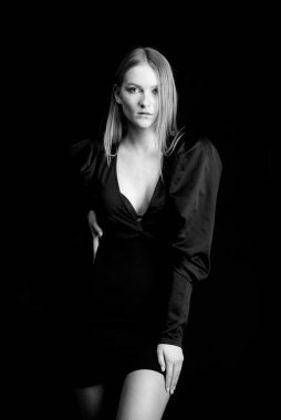 Stüdyoda güzel bir kadın portresi var. Temiz tenli, doğal makyajlı güzel bir kız.