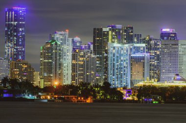 Miami iş bölgesi, şehrin ışıkları ve yansımaları. Miami gecesi