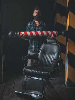 Berber dükkanı vintage. Berber dükkanında kuaförü ziyaret eden adam. Kuaför ve berber mahsulleri. Sakal şekillendirme kesimi. Portre sakallı adam. Saç stili ve saç stilisti