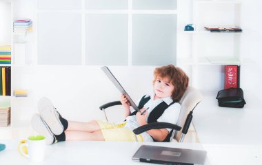 Ofisteki komik küçük patron. Genç iş adamı. Komik çocuklar. İş adamı ya da diplomat olmanın hayalini kuran küçük çocuk. Çocukluk ve rüya kavramı. Genç iş adamı.