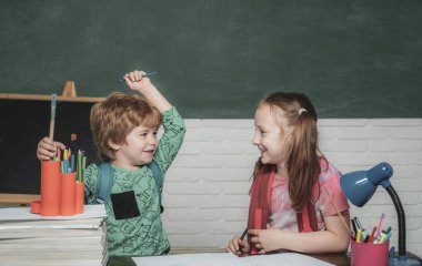 Okula geri dön - eğitim konsepti. Çalışmaya hazır değil. Eğitim ve okuma kavramı. İlkokul ve eğitim