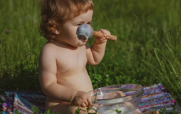 Otların Üzerinde Oturan Komik Bebek Yemek Için Tahta Kaşık Tutuyor — Stok fotoğraf