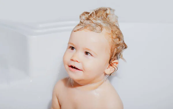 孩子们洗澡 开心的宝宝在泡泡里洗澡 在浴缸里的小孩带着玩具鸭在浴室里笑孩子婴儿洗浴 儿童护理和卫生 — 图库照片