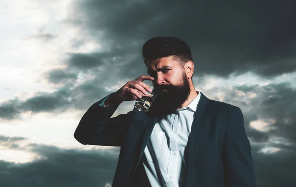 Trinkt Alkohol Konzept Schöner Bärtiger Mann Trinkt Teures Getränk — Stockfoto