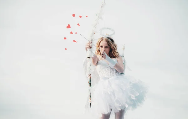 Pequeña Diosa Con Alas Blancas Sola Sobre Fondo Azul Del — Foto de Stock