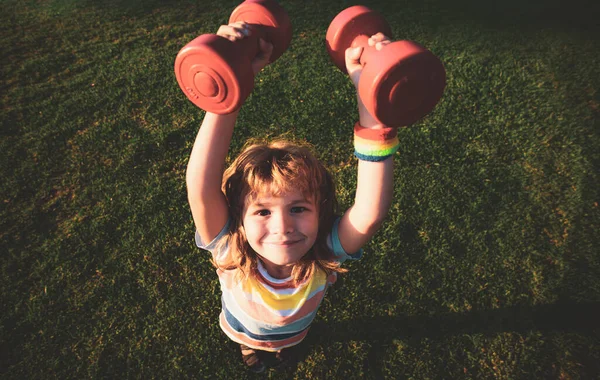 Ragazzino Forte Bambino Divertente Con Manubri Concetto Salute Dei Bambini — Foto Stock