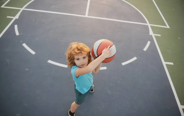 바구니로 농구를 — 스톡 사진