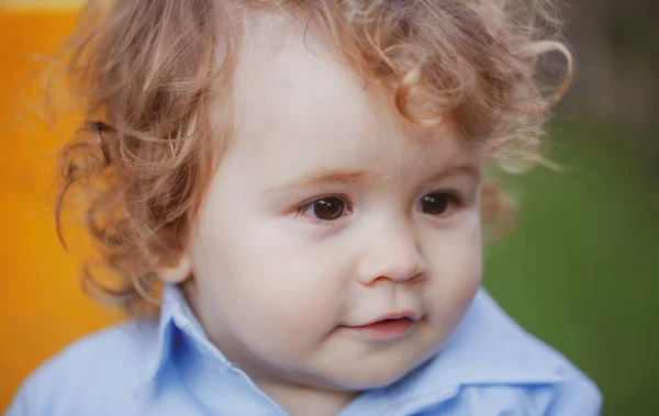 Close Portret Van Een Kleine Blonde Jongen Grappige Kinderen Gezicht — Stockfoto