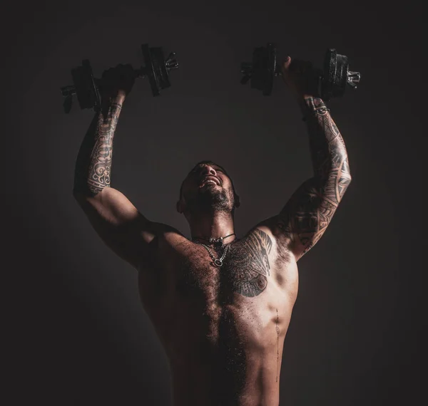 Hombre Fuerte Levantando Las Pesas Entrenamiento Intenso Cuerpo Con Tatuaje —  Fotos de Stock