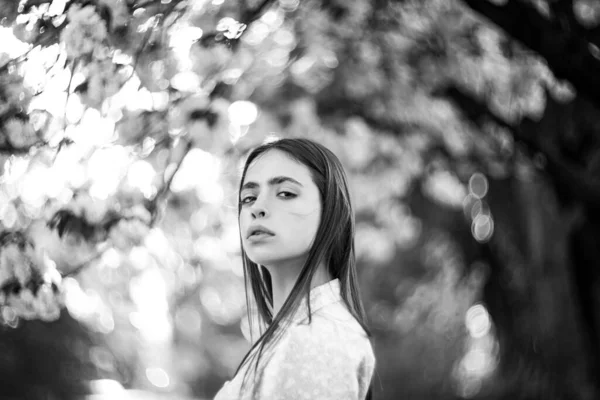 Bela Mulher Jovem Romântico Posando Fundo Árvore Cereja Flor Inspiração — Fotografia de Stock