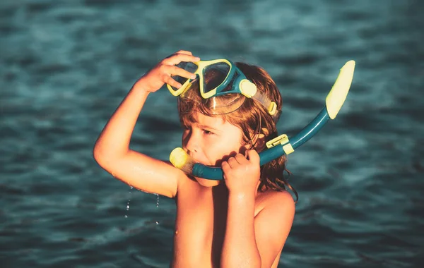 Enfant Garçon Plongée Avec Tuba Sur Plage Sur Mer Bleue — Photo