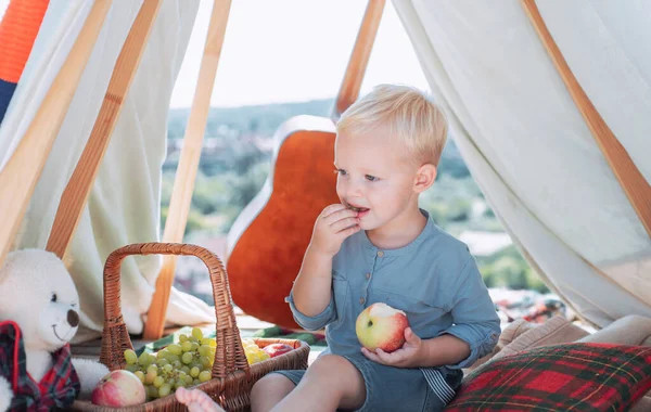 Χαριτωμένο Αγοράκι Που Τρώει Μήλο Έξω Αγόρι Χαριτωμένο Παιχνιδιάρικο Χαρούμενο — Φωτογραφία Αρχείου