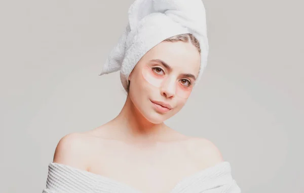 Porträtt Skönhetskvinna Med Ögonlappar Som Visar Effekt Perfekt Hud Brunettspatjej — Stockfoto