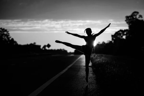 Jonge Vrouw Dansen Zomer Zonsondergang Hemel Buiten Vrijheid Van Mensen — Stockfoto