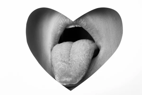 口の中でバレンタインの舌 ハート型のコピースペース付きの美容唇 バレンタインデー 美しい愛 — ストック写真