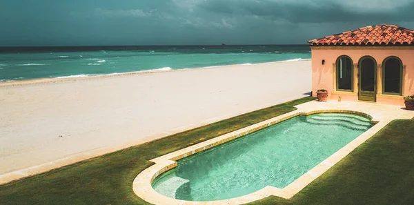 Palm Tropisch Strand Terras Van Een Zee Huis Met Uitzicht — Stockfoto