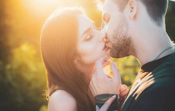 年轻夫妇的特写是互相亲吻 — 图库照片