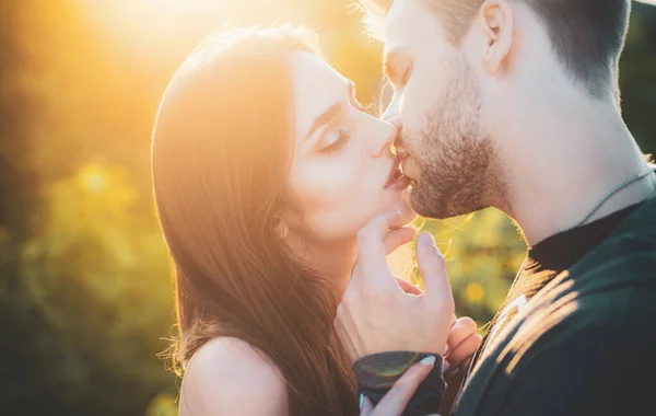 Close Van Jong Romantisch Paar Zoenen Elkaar — Stockfoto