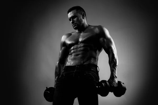 Fitness Model Zeigt Seinen Perfekten Körper Muskulöser Typ Macht Übungen — Stockfoto