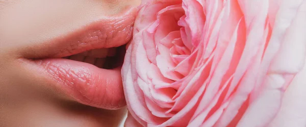 Labios Con Lápiz Labial Cerca Hermosos Labios Mujer Con Rosa — Foto de Stock