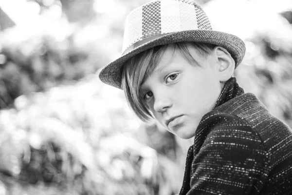 ファーム村背景にかわいい小さな子供男の子 カメラ目線の少年 クローズ アップの肖像画 ファームの幼年期 村の良い時間 秋の子供ファッション帽子 — ストック写真