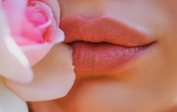 Lips Beauty Primer Plano Hermosa Boca Mujer Labios Con Rosa — Foto de Stock