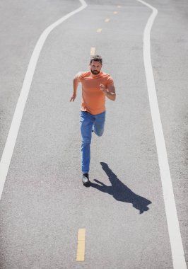 En iyi koşucu yolda. Kır yolunda koşan adam, spor motivasyon eğitimi