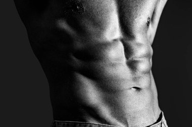 Kaslı, kaslı, kaslı, kaslı, kaslı, kaslı, göğüs kaslı, siyah beyaz stüdyo. Erkek karın kası. Fitness karın kası. Adam altılı paket
